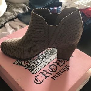 Brand new Crown Vintage booties